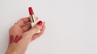 Anti Lengket! 5 Lip Matte Ringan yang Nggak Menggumpal dan Bebas Pecah