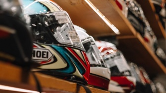Tips Memilih Ukuran Helm yang Pas agar Tak Kekecilan dan Nyaman Dipakai