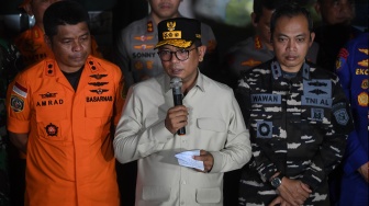 Gubernur Banten Andra Soni (tengah) didampingi Kepala Kantor Basarnas Banten Al Amrad (kiri) dan Komandan Lanal (Danlanal) Banten Letkol Laut (P) Wawan Subagyo Mardani (kanan) memberikan keterangan terkait operasi SAR pencarian jurnalis dan awak kapal yang hilang kontak di Carita, Pandeglang, Banten, Kamis (17/9/2026). [ANTARA FOTO/Akbar Nugroho Gumay/kye]