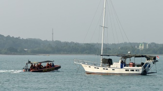 Personel tim SAR gabungan yang menaiki kapal Rigid Inflatable Boat (RIB) 02 Banten melakukan operasi pencarian pada hari kesepuluh terhadap lima jurnalis dan tiga awak kapal yang hilang kontak di Carita, Pandeglang, Banten, Kamis (17/9/2026). [ANTARA FOTO/Indrianto Eko Suwarso/kye]