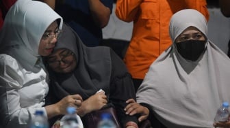 Istri jurnalis ANTARA yang hilang kontak, M Bagus Khoirunas, Desi Purnama Sari (tengah), menangis dalam pelukan kerabatnya didampingi istri jurnalis Merdeka.com, Arie Basuki, Yanti (kanan), usai pertemuan dengan tim SAR gabungan di Carita, Pandeglang, Banten, Kamis (17/9/2026). [ANTARA FOTO/Akbar Nugroho Gumay/kye]