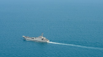 KRI Teluk Gilimanuk-531 mengarungi perairan Selat Sunda saat melakukan operasi pencarian lima jurnalis dan tiga awak kapal yang hilang kontak pada hari kesepuluh, Banten, Kamis (17/9/2026). [ANTARA FOTO/Indrianto Eko Suwarso/kye]