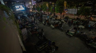 Menikmati Film dari Becak Listrik di Becak Drive-in Cinema