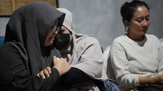 Istri jurnalis ANTARA yang hilang kontak, M Bagus Khoirunas, Desi Purnama Sari (kiri); istri jurnalis Merdeka.com, Arie Basuki, Yanti (tengah); dan istri jurnalis iNews, Yudistiro Pranoto, Rodiah Nasution (kanan), menangis usai pertemuan dengan tim SAR gabungan di Carita, Pandeglang, Banten, Kamis (17/9/2026). [ANTARA FOTO/Akbar Nugroho Gumay/kye]