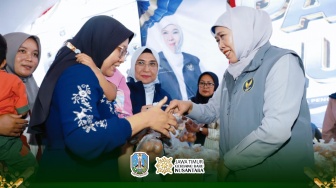 Gubernur Khofifah Gelar Pasar Murah, Ringankan Beban Masyarakat Desa Kedundung Sampang Saat Kemarau