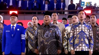 Tampil Serasi, Prabowo-Gibran Kompak Kenakan Batik di HUT ke-28 PAN