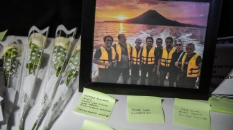 Bingkai foto dan bunga mawar berada di atas meja saat doa bersama untuk jurnalis dan awak kapal yang hilang kontak di Carita, Pandeglang, Banten, Kamis (17/9/2026). [ANTARA FOTO/Rivan Awal Lingga/kye]