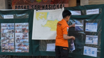 Petugas Basarnas Banten memasang foto kegiatan operasi pencarian pada hari kesepuluh terhadap lima jurnalis dan tiga awak kapal yang hilang kontak di Carita, Pandeglang, Banten, Kamis (17/9/2026). [ANTARA FOTO/Indrianto Eko Suwarso/kye]