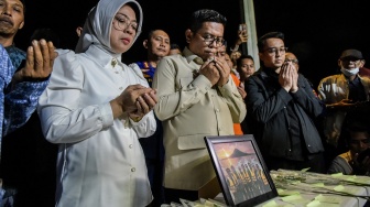 Gubernur Banten Andra Soni (tengah) didampingi istrinya, Tinawati Andra Soni (kiri), mengikuti doa bersama untuk jurnalis dan awak kapal yang hilang kontak di Carita, Pandeglang, Banten, Kamis (17/9/2026). [ANTARA FOTO/Rivan Awal Lingga/kye]