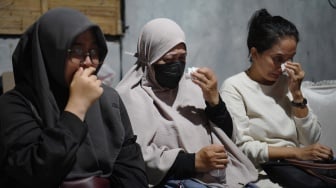 Istri jurnalis ANTARA yang hilang kontak, M Bagus Khoirunas, Desi Purnama Sari (kiri); istri jurnalis Merdeka.com, Arie Basuki, Yanti (tengah); dan istri jurnalis iNews, Yudistiro Pranoto, Rodiah Nasution (kanan), menangis usai pertemuan dengan tim SAR gabungan di Carita, Pandeglang, Banten, Kamis (17/9/2026). [ANTARA FOTO/Akbar Nugroho Gumay/kye]