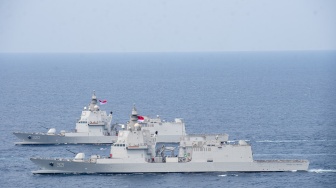 KRI Brawijaya-320 (atas) dan KRI Prabu Siliwangi-321 (bawah) berlayar di perairan Bangka, Kamis (17/9/2026). [ANTARA FOTO/M Risyal Hidayat/nym]
