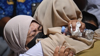 Tangis Keluarga Iringi Penghentian Pencarian 5 Jurnalis Hilang di Selat Sunda