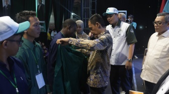 1.402 Mahasiswa Baru UIKA Bogor Resmi Dilantik, Wakil Bupati Beri Kejutan Dua Laptop