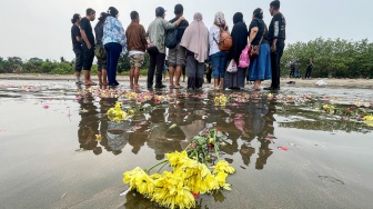 Operasi SAR Berakhir, Keluarga 5 Jurnalis Tabur Bunga di Pantai Pagedongan