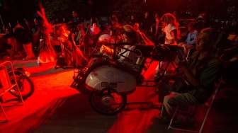 Pengunjung duduk di bangku becak listrik saat acara Becak Drive-in Cinema dalam rangkaian Kotabaru Heritage Festival (KHFF) 2026 di Pasar Terban, Yogyakarta, Kamis (17/9/2026). [ANTARA FOTO/Andreas Fitri Atmoko/kye]