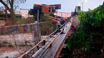 Detik-Detik Crane Proyek Tol Surabaya-Gempol Terguling, Tiang Listrik Ikut Ambruk