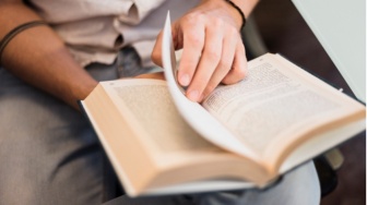 Buku Fiksi vs Self-Improvement: Mana yang Lebih Mengasah Empati?