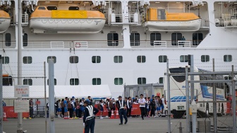 Sejumlah atlet dan ofisial menunggu kedatangan bus di Kapal Pesiar Costa Serena di Pelabuhan Nagoya, Aichi, Jepang, Jumat (18/9/2026). [ANTARA FOTO/Fauzan/wpa]