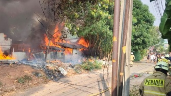 Rumah di Ujung Menteng Cakung Kebakaran, 40 Personel Damkar Jaktim Dikerahkan