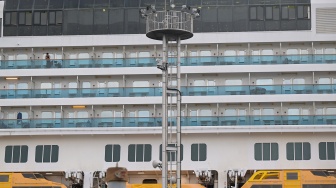 Seorang atlet berdiri di depan kamarnya di Kapal Pesiar Costa Serena di Pelabuhan Nagoya, Aichi, Jepang, Jumat (18/9/2026). [ANTARA FOTO/Fauzan/wpa]