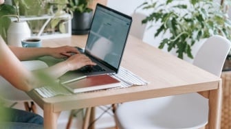 Tren Menulis Artikel Pakai AI: Bantu Produktivitas atau Hambat Kreativitas?