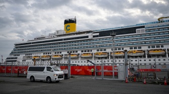 Kendaraan melintas di depan Kapal Pesiar Costa Serena di Pelabuhan Nagoya, Aichi, Jepang, Jumat (18/9/2026). [ANTARA FOTO/Fauzan/wpa]