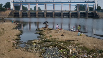 Musim Kemarau Bikin Sungai Cisadane Surut
