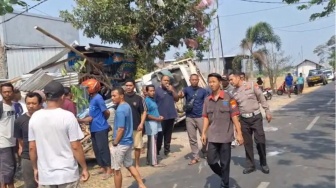 Diduga Sopir Mengantuk, Truk Pekerja Aspal Terguling Hantam Rumah di Ngawi: 1 Tewas, 7 Terpental
