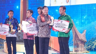 Borong Dua Penghargaan Kemendagri, Gubernur Sulsel Bawa Pulang Insentif Miliaran Rupiah