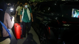 Petugas Komisi Pemberatasan Korupsi (KPK) membawa koper seusai melakukan penggeledahan di rumah Direktur Jenderal Pengendalian dan Penertiban Tanah dan Ruang (Dirjen PPTR) Kementerian ATR/BPN, Lampri di Perumahan Jatiwaringin Asri, Pondok Gede, Kota Bekasi, Jawa Barat, Jumat (18/9/2026). [ANTARA FOTO/Darryl Ramadhan/wpa]