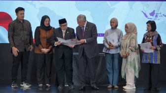 Kepala Badan Penyelenggara Jaminan Produk Halal (BPJPH) Ahmad Haikal Hasan (kiri) berbincang dengan Wakil Perdana Menteri Malaysia Ahmad Zahid Hamidi disaksikan pelaku UMKM saat menghadiri pembukaan Halal 20 (H20) Summit ke-5 di Jakarta, Jumat (18/9/2026). [handout]