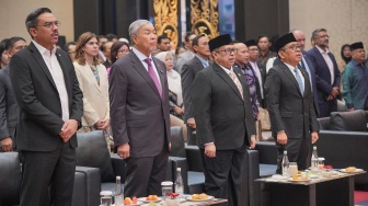 dari kanan Menko PMK Pratikno, Kepala Badan Penyelenggara Jaminan Produk Halal  (BPJPH) Ahmad Haikal Hasan, Wakil Perdana Menteri Malaysia Ahmad Zahid Hamidi, Menteri UMKM Maman Abdurrahman menyanyikan lagu Indonesia Raya saat menghadiri pembukaan Halal 20 (H20) Summit ke-5 di Jakarta, Jumat (18/9/2026). [handout]