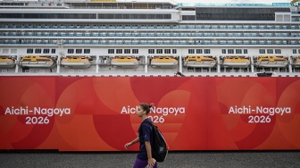 Seorang atlet berjalan di depan Kapal Pesiar Costa Serena di Pelabuhan Nagoya, Aichi, Jepang, Jumat (18/9/2026). [ANTARA FOTO/Fauzan/wpa]