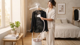 5 Perbedaan Garment Steamer Gantung vs Setrika Uap Biasa, Ini Kelebihan Keduanya