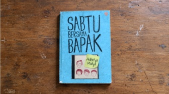 Novel Sabtu Bersama Bapak: Hangatnya Pesan Seorang Ayah