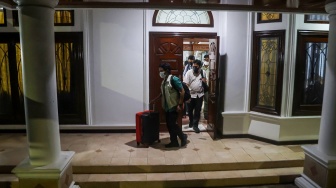 Petugas Komisi Pemberatasan Korupsi (KPK) membawa koper seusai melakukan penggeledahan di rumah Direktur Jenderal Pengendalian dan Penertiban Tanah dan Ruang (Dirjen PPTR) Kementerian ATR/BPN, Lampri di Perumahan Jatiwaringin Asri, Pondok Gede, Kota Bekasi, Jawa Barat, Jumat (18/9/2026). [ANTARA FOTO/Darryl Ramadhan/wpa]