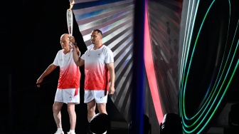 Mantan atlet lempar martil Jepang, Shigenobu Murofushi (kiri) dan Koji Murofushi membawa obor dalam pembukaan Asian Games 2026 di Stadion Paloma Mizuho, Nagoya, Aichi, Jepang, Sabtu (19/9/2026). [ANTARA FOTO/Fauzan/sgd/YU]
