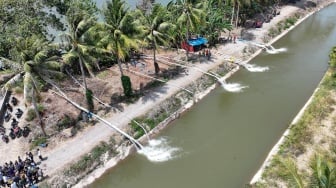 Gubernur Sulsel Serahkan Bantuan Pompa Ponton Atasi Kekeringan di Musim Tanam Sela