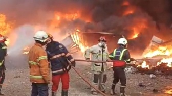 Gudang Biji Plastik Ludes Terbakar, Truk Ikut Hangus dan Api Nyaris Merambat