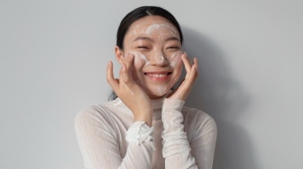 Mengapa Sisa Sabun Cuci Muka yang Kurang Bersih Dibilas Bisa Memicu Timbulnya Komedo Putih?