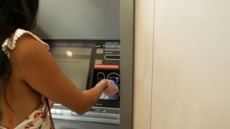 6 Masalah Tarik Tunai Konvensional yang Bikin Orang Beralih ke Dompet Digital