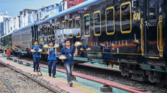 Petugas KA Nusantara Explorer relasi Bandung - Jakarta menyiapkan logistik saat akan melakukan uji coba di Depo Kereta Bandung, Jawa Barat, Sabtu (19/9/2026). [ANTARA FOTO/Galih Pradipta/YU]