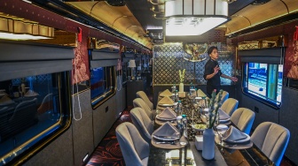 Petugas KA Nusantara Explorer melintas di gerbong grand restaurant saat uji coba KA Nusantara Explorer relasi Bandung - Jakarta di Depo Kereta Bandung, Jawa Barat, Sabtu (19/9/2026). [ANTARA FOTO/Galih Pradipta/YU]