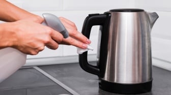 Bagaimana Cara Cepat Menghilangkan Kerak Air Putih di Dasar Teko Pemanas Listrik?
