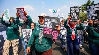 Massa aksi dari Wahana Lingkungan Hidup Indonesia (WALHI) berjoget saat melakukan unjuk rasa dalam rangka Hari Keadilan Ekologis 2026 di depan Gedung DPR RI, Jakarta, Senin (21/9/2026). [Suara.com/Alfian Winanto]
