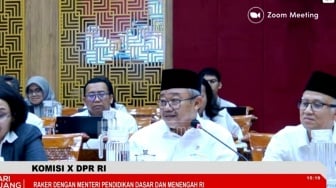 DPR Cecar Mendikdasmen Soal Smart Board di SD NTT: Sekolah Nggak Ada Listriknya