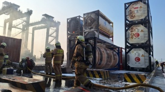 Api Hanguskan Deretan Kontainer ISO Tank di Terminal NPCT 1 Priok, 14 Unit Damkar Diterjunkan