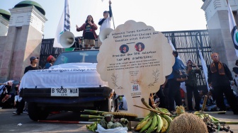 Massa aksi dari Wahana Lingkungan Hidup Indonesia (WALHI) berjoget saat melakukan unjuk rasa dalam rangka Hari Keadilan Ekologis 2026 di depan Gedung DPR RI, Jakarta, Senin (21/9/2026). [Suara.com/Alfian Winanto]
