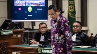Bupati Pati nonaktif Sudewo (tengah) menjalani sidang tuntutan kasus dugaan suap dan gratifikasi proyek Direktorat Jenderal Perkeretaapian (DJKA) Kementerian Perhubungan serta dugaan pemerasan dalam seleksi perangkat desa Kabupaten Pati di Pengadilan Tipikor, Semarang, Jawa Tengah, Senin (21/9/2026). [ANTARA FOTO/Aprillio Akbar]