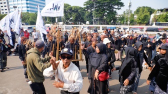 Massa aksi dari Wahana Lingkungan Hidup Indonesia (WALHI) berjoget saat melakukan unjuk rasa dalam rangka Hari Keadilan Ekologis 2026 di depan Gedung DPR RI, Jakarta, Senin (21/9/2026). [Suara.com/Alfian Winanto]
